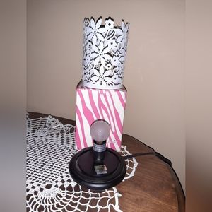 Pink Zebra Simmering Light and very cute Daisy Shade, NO GLASS CYLINDER INSERT